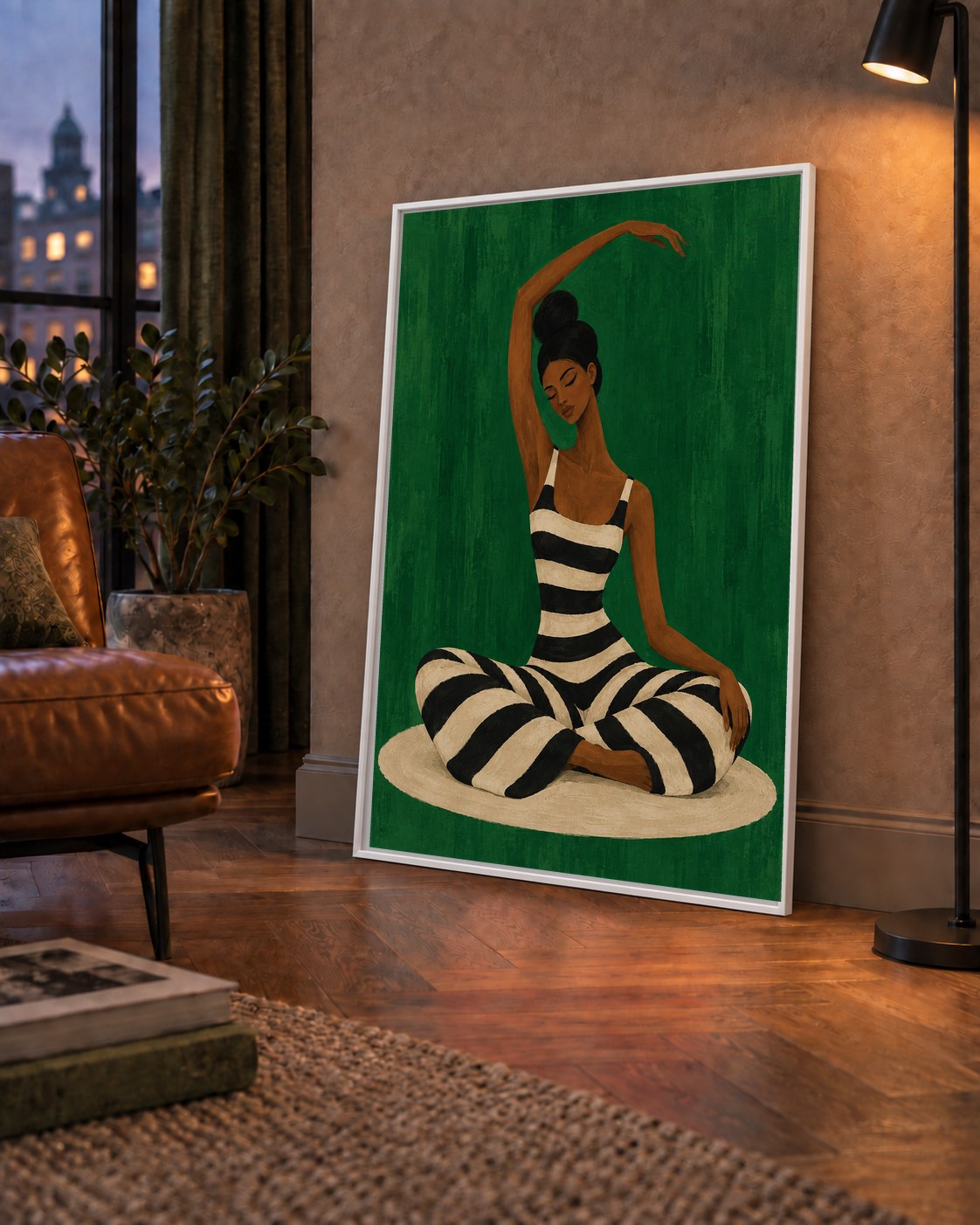 Zümrüt Yeşili Çizgili Yoga Molası Poster — çerçeveli hâliyle bir ev duvarında