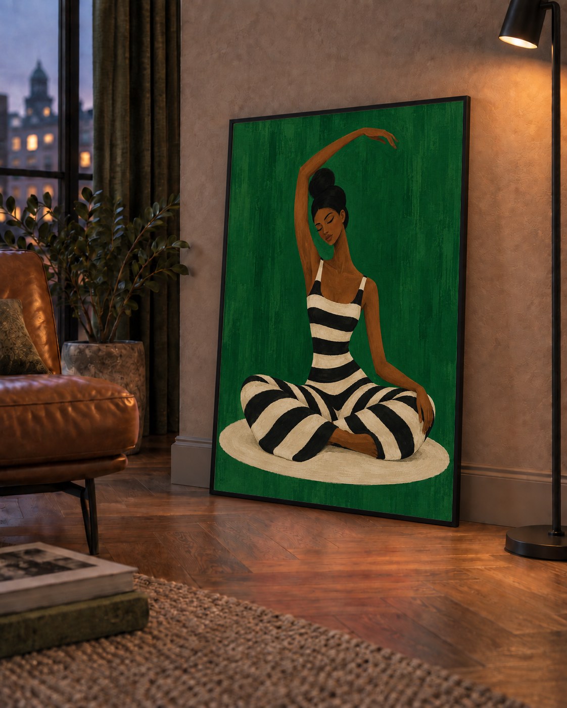 Zümrüt Yeşili Çizgili Yoga Molası Poster — çerçeveli hâliyle bir ev duvarında