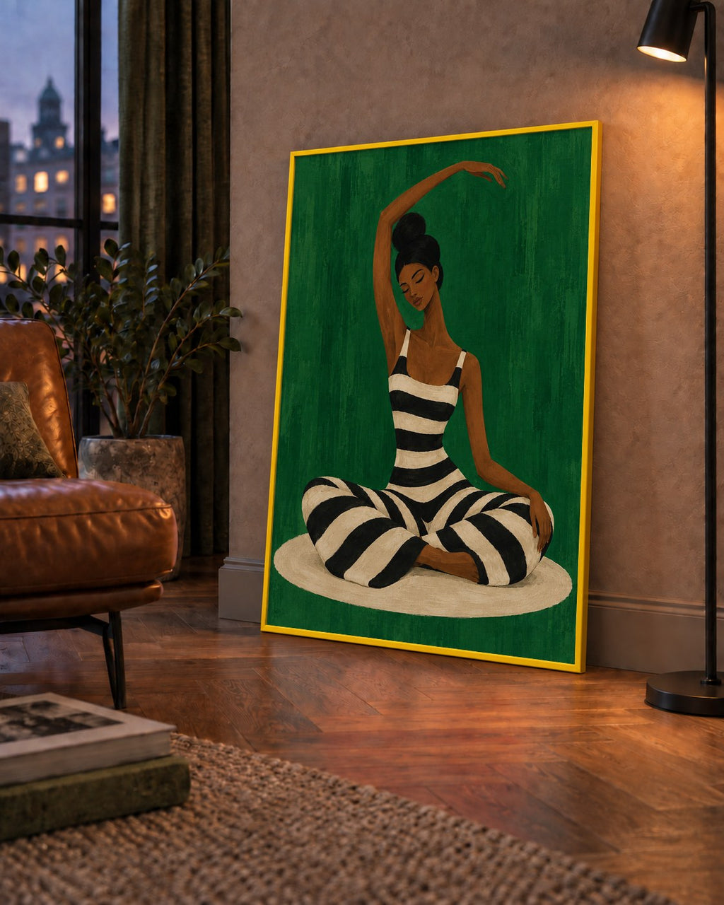 Zümrüt Yeşili Çizgili Yoga Molası Poster — çerçeveli hâliyle bir ev duvarında